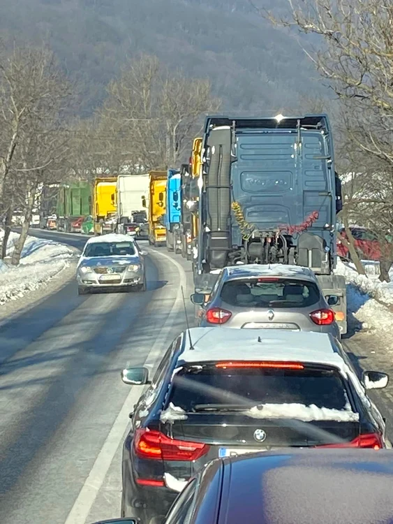 Coloană de mașini la protestul transportatorilor și fermierilor FOTO Ionuț Color