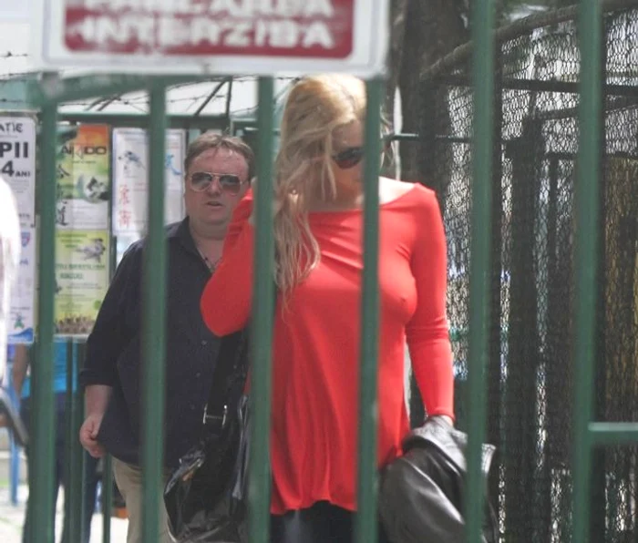 Roxana Nemeș, fotografiată fără sutien în oraș