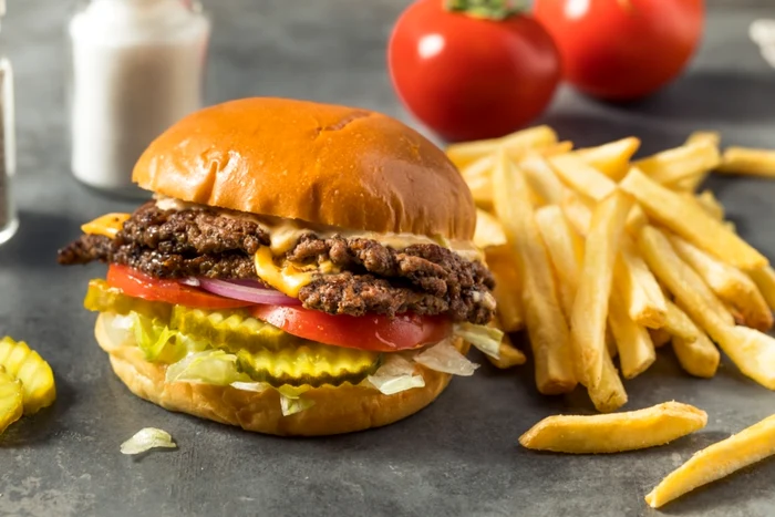 Rețeta de smash burger a lui Jamie Oliver / foto: Shutterstock
