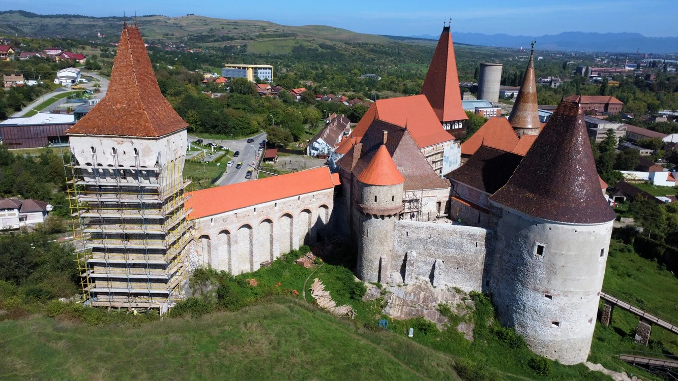 Turnul Neboisa (stânga), în restaurare (© Primăria Hunedoara)