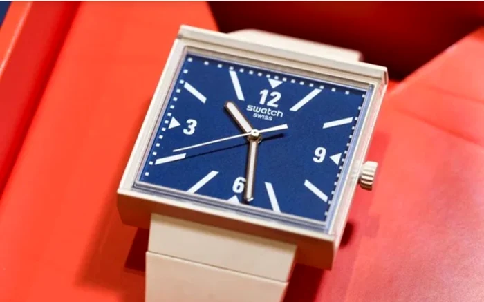 Ceasul cu cifrele 3 și 9 inversate, o ironie la adresa lui Trump. Foto: swatch.com
