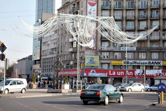 Sute de lampadare  colorate au fost  suspendate  deasupra străzii