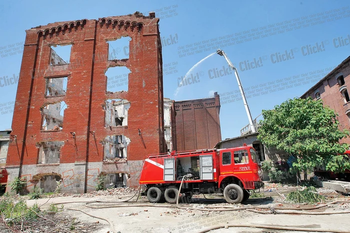 
    Toată ziua de ieri  acoperişul a ars mocnit  