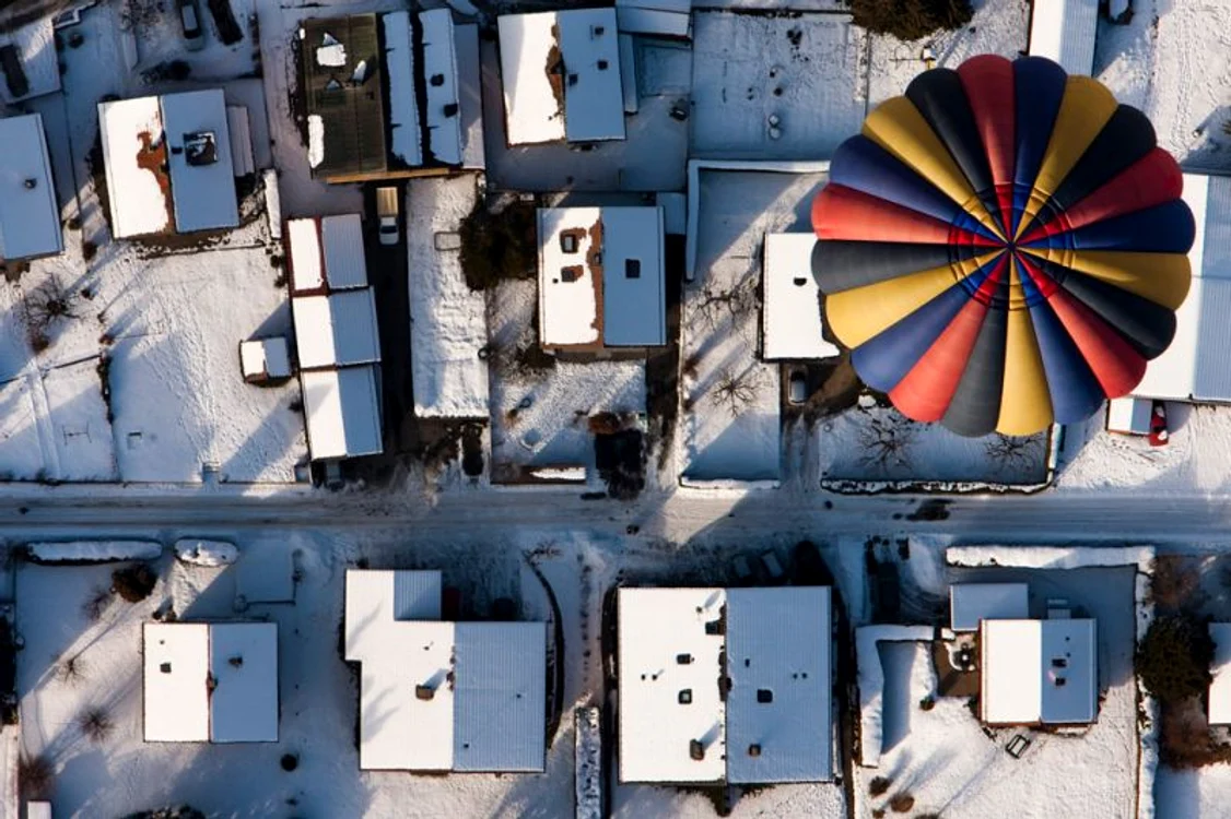 Un balon cu aer cald survolează localitatea elveţiană Chateau-d'Oex, 17 ianuarie (Foto: Reuters / Valentin Flauraud)