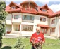 Vila familiei are 10 camere și 9 băi 