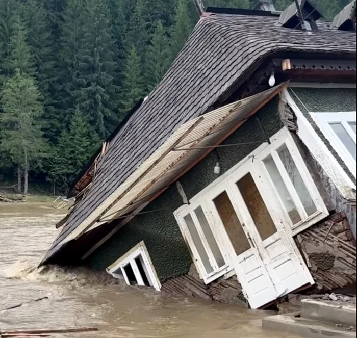 Casă distrusă de viitura la Broșteni, Suceava. Foto: Facebook/Lara Loredana 