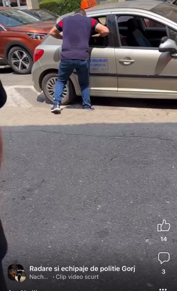 Scandal în trafic pe o stradă din Târgu Jiu. Un bărbat s-a năpustit asupra mașinii unei școli de șoferi VIDEO