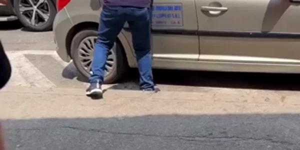 Un bărbat s-a năpustit asupra unei mașini de școală de șoferi Sursa: Facebook