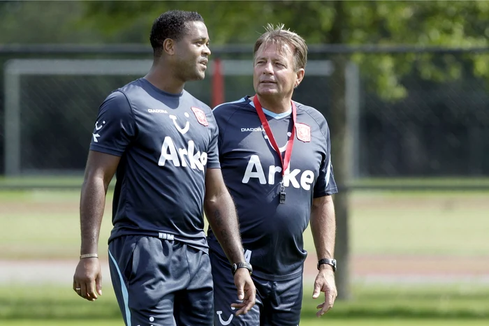 Patrick Kluivert (stânga)