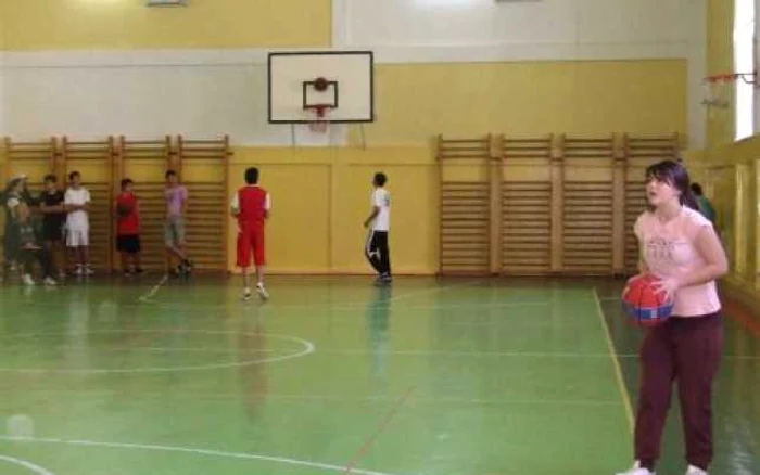 Liceenii nemţeni se întrec la concursul de baschet "Coşul de Aur"