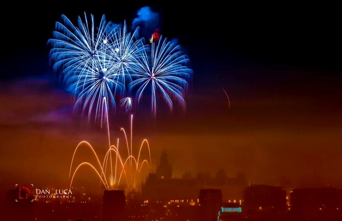 Focul de artificii spectaculos din faţa Palatului Culturii a putut fi privit din cartierele Iaşiului FOTO Dan Luca