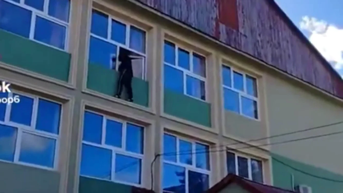 Elevul a escaladat geamul școlii din Suceava FOTO captură video