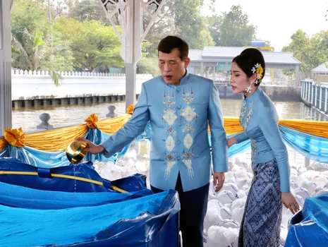 Regele Thailandei Maha Vajiralongkorn Bodindradebayavarangkun şi consoarta regală Sineenat Wongvajirapakdi - zi de naştere / 26 ian 2021 / FOTO EPA - EFE / STR