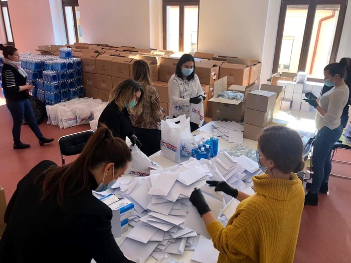 Angajații Primăriei Baia Mare pregătesc pachetele cu dezinfectanți 
