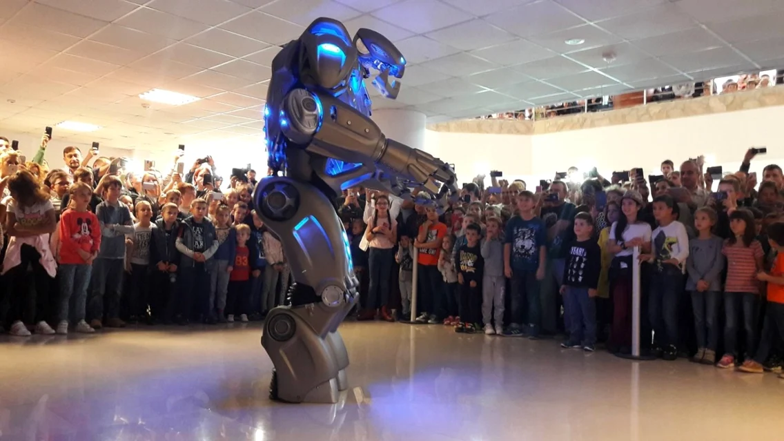 Robotul Titan la Biblioteca Politehnicii din Timişoara