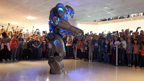 Robotul Titan la Biblioteca Politehnicii din Timişoara