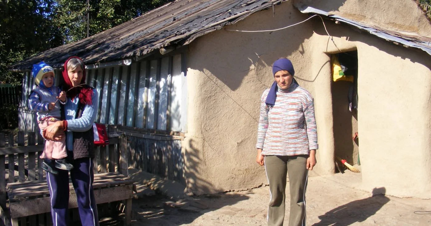 "Înstăriţii" cu pământ intravilan din oraşul Pogoanele, trăiesc în bordeie de pământ