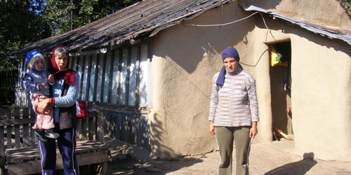 "Înstăriţii" cu pământ intravilan din oraşul Pogoanele, trăiesc în bordeie de pământ