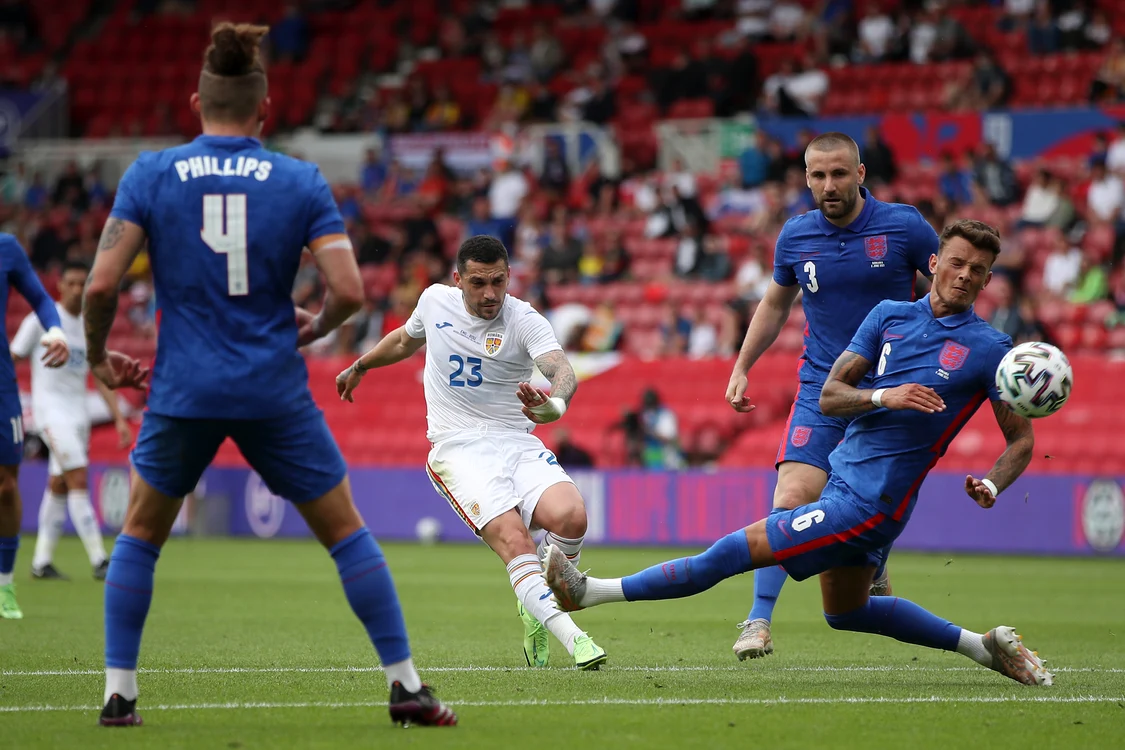 
    Nicolae Stanciu șutează din afara careului, însă ratează țintaFoto: Guliver / GettyImages  