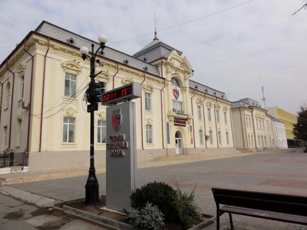 Pe platoul din faţa Primăriei Caracal vor avea loc concertele în aer liber  (FOTO: Mugurel Manea)