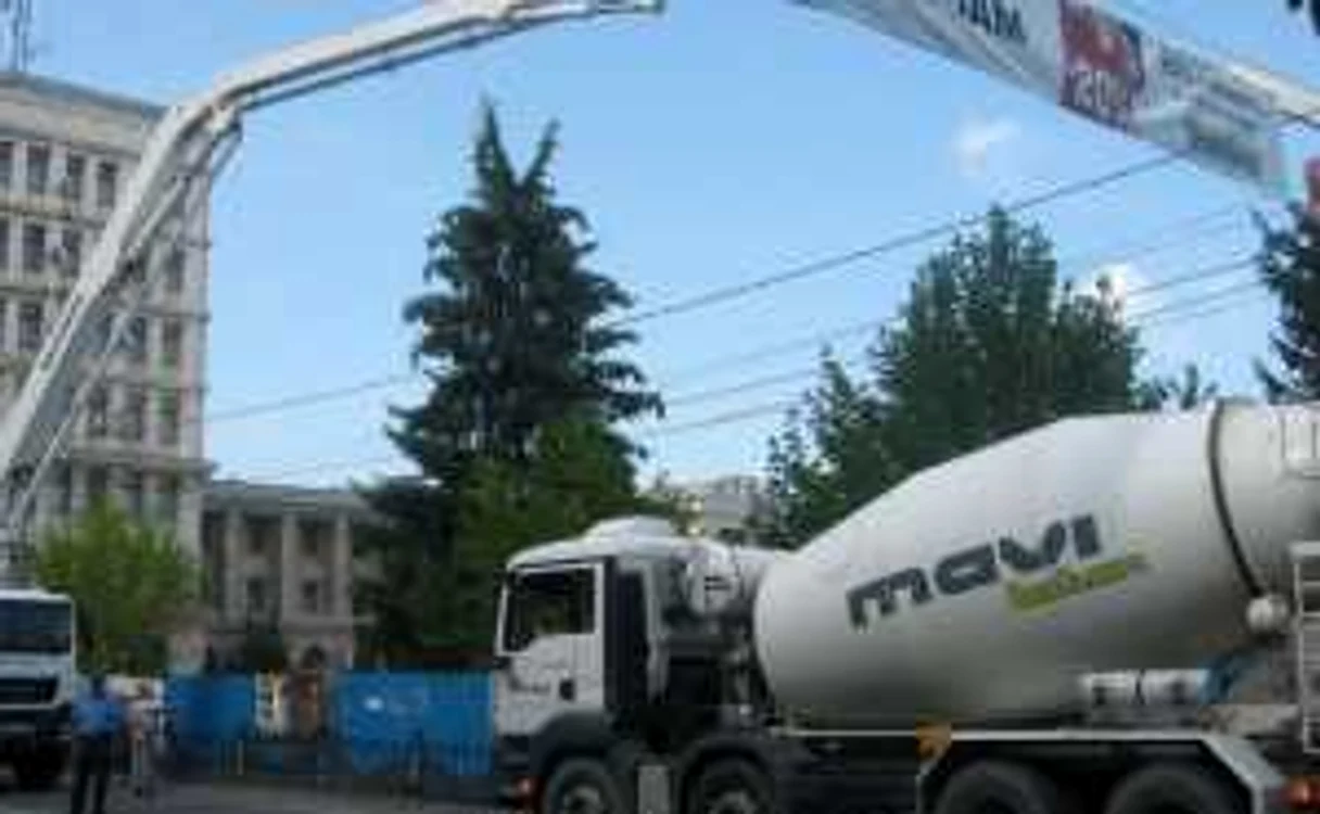 La cel mai mare proiect din municipiu lucrează sub antrepriză firmele apropiaţilor edililor locali.