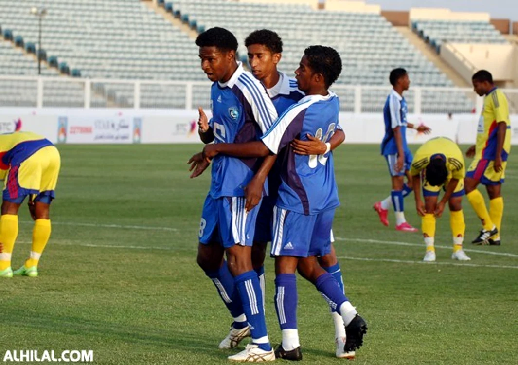 
    Nawaf Al Abed, primul din stânga, felicitat de colegii săi după marcarea unui gol  