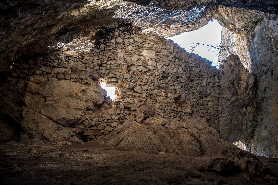 Grota misterioasă a fost închisă cu un zid de piatră FOTO Daniel Morar