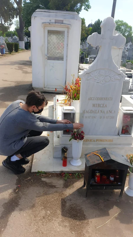Fanii au venit la mormântul Mădălinei Manole de ziua ei / Sursa: Facebook 