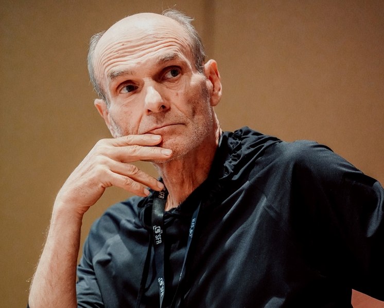 Cristian Tudor Popescu anunță cu cine votează în turul doi. „Îi rog, dacă e nevoie în genunchi”