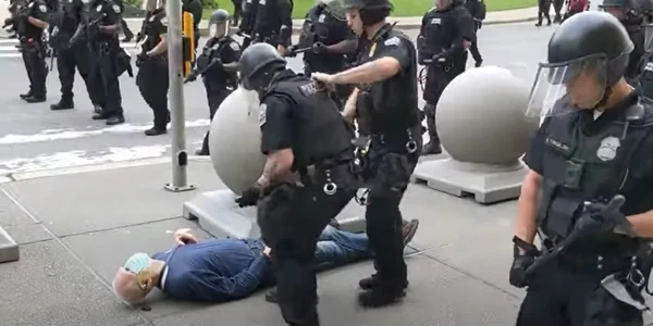 Barbat bruscat de politie la Buffalo Captura YouTube/ WBFO