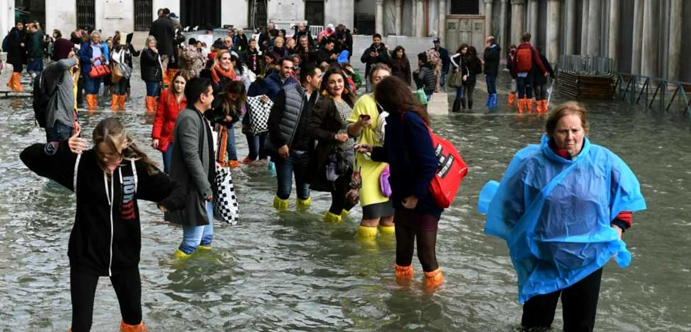 Apa în Piaţa San Marco ajunge până la genunchi