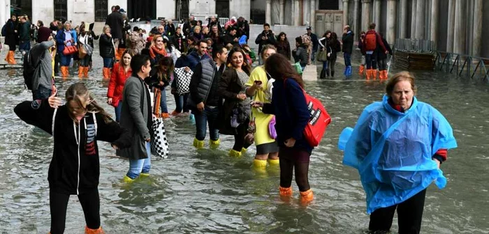 Apa în Piaţa San Marco ajunge până la genunchi