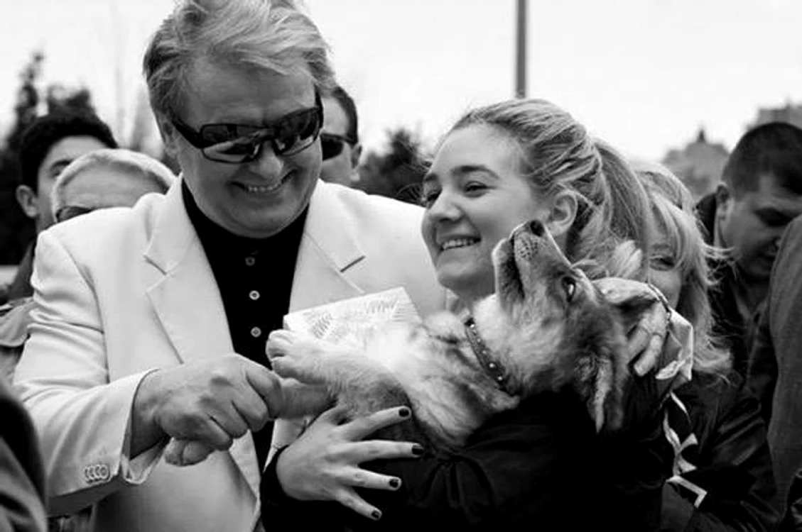 
    Vadim Tudor (stânga) își iubea nespus câinii și adesea își acuza colegii din politică de fapte de cruzime împotriva animalelorfoto: Arhiva Personală  