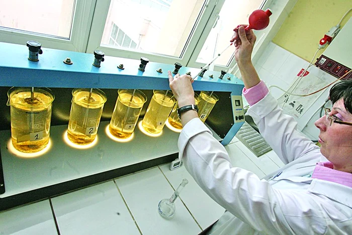 Apa este analizată chimic şi           microbiologic atât în timpul tratării,  cât şi înainte să fie pompată în reţea