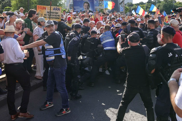 Protestatarii s-au îmbrâncit cu jandarmii Foto: Inquam Photos/Octav Ganea