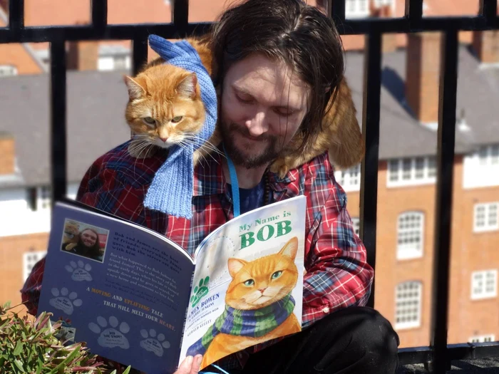 James şi motanul Bob Sursă: facebook/StreetCatBob