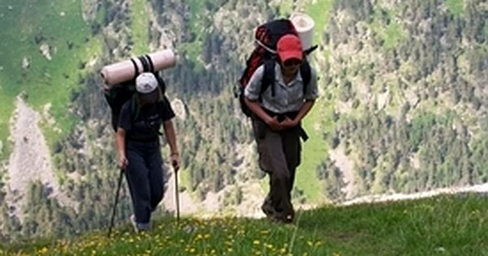 A fost nevoie de intervenţia salvamontiştilor sibieni fiindcă drumul spre locul accidentului era inaccesibil ambulanţei FOTO: Adevărul