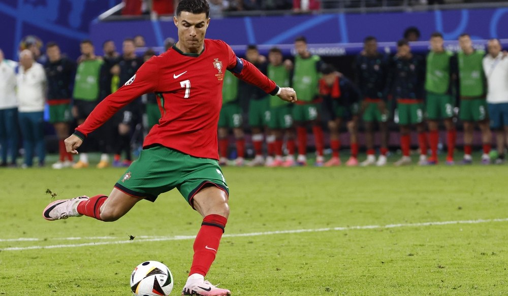 Un fan a intrat pe teren pentru a face o poză cu Ronaldo. Cum a reacționat fotbalistul