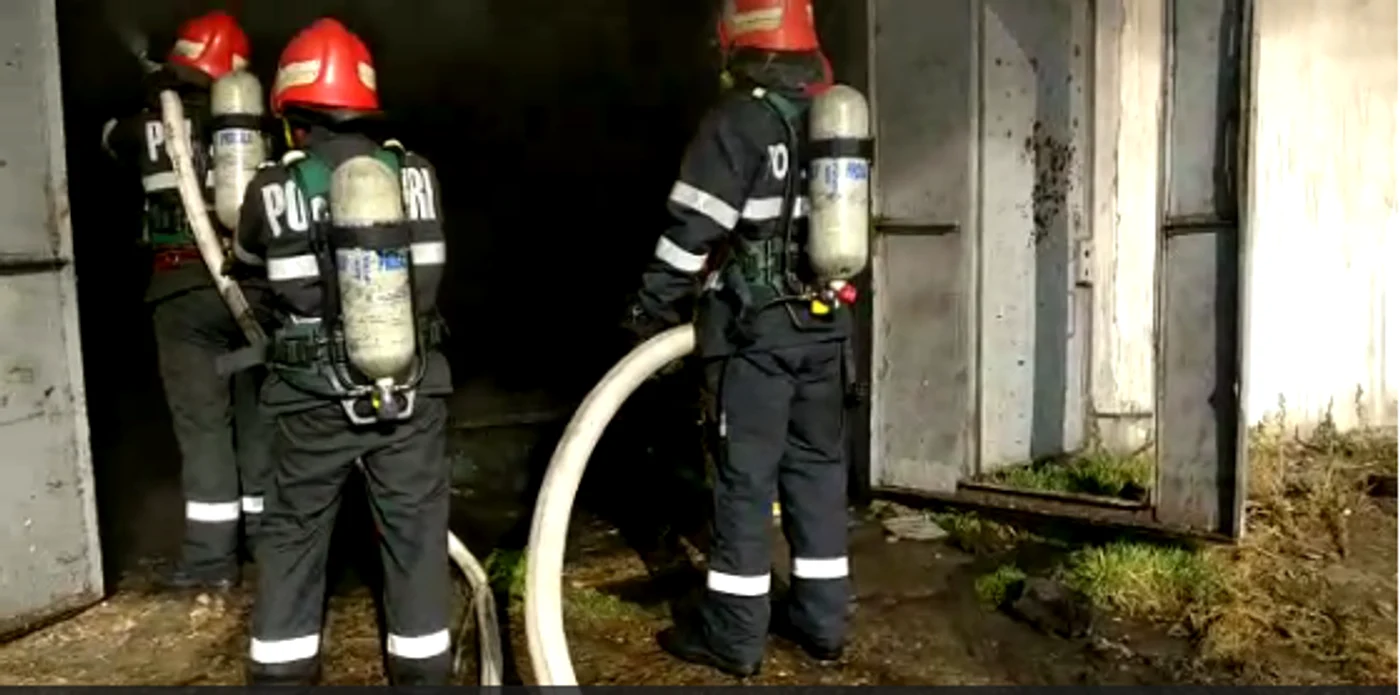 
    Pompierii au intervenit pentru a limita incendiulFoto: Mediafax  
