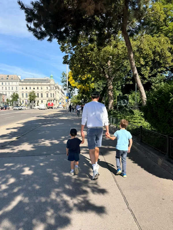 Jack Brooksbank cu August și Ernest. FOTO: Instagram Prințesa Eugenie