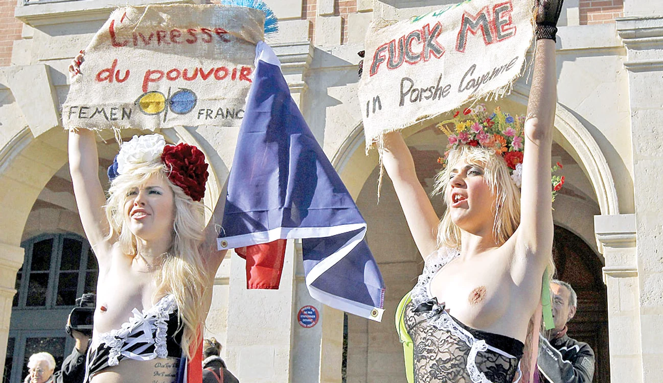 Protest în faţa casei lui  Strauss Kahn din Paris, Franţa