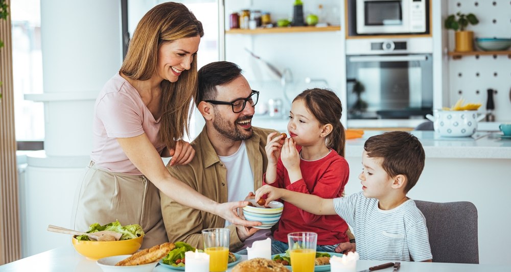 România se evaporă încet, dar sigur. Familia, în declin: mai puține căsătorii, mai puține nașteri și de două ori mai multe decese 