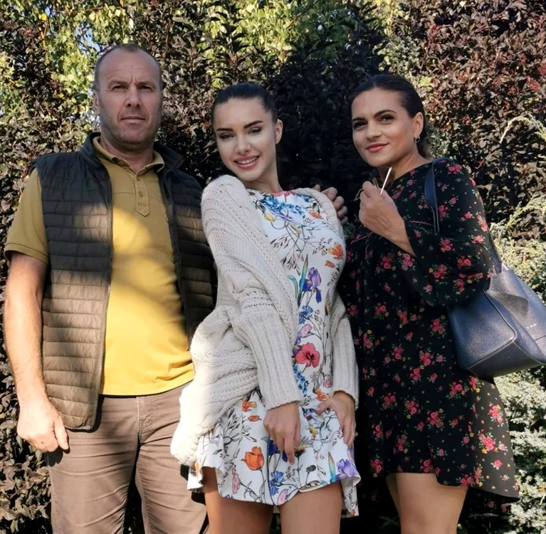 Otilia are părinți tineri