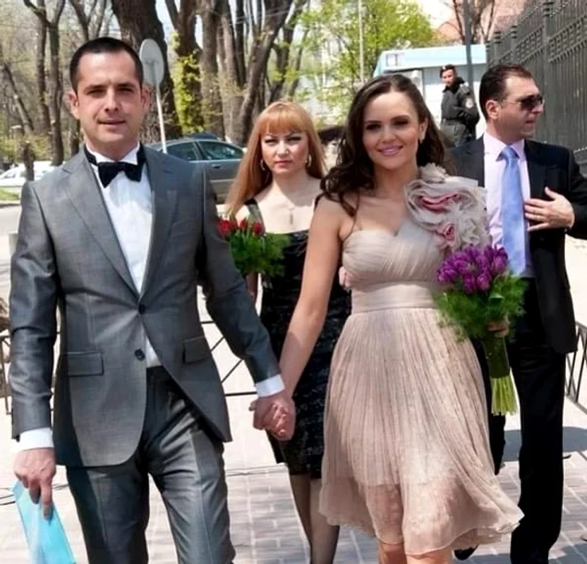 Cristina Șișcanu (38 ani) și Mădălin Ionescu (52 ani)  au aniversat luna trecută 12 ani de căsnicie