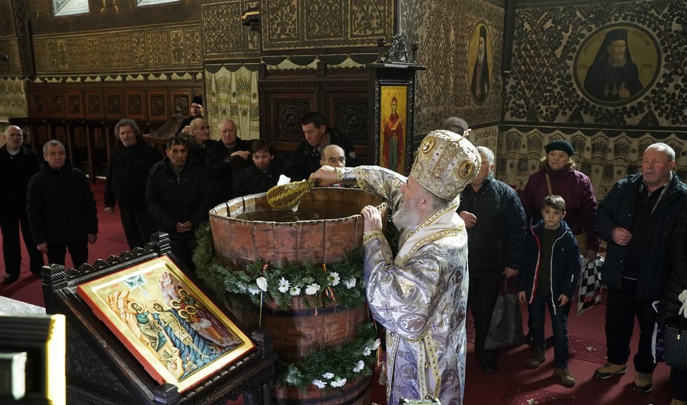 Ajunul Bobotezei la Catedrala Arhiepiscopală din Galaţi: peste 150.000 de sticle cu agheasmă, pregătite 