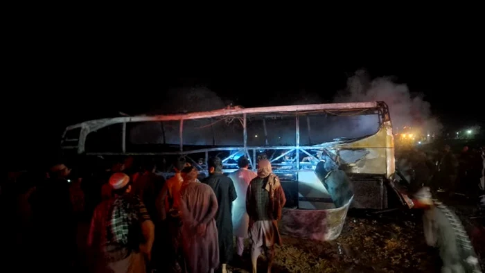 VIDEO 76 de morţi după ce un autobuz cu migranți din Iran s-a ciocnit cu un camion în Afganistan
