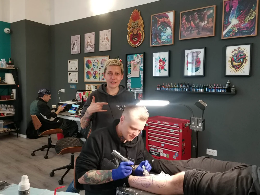 Casi Stanca și soțul ei suedez în salonul de tatuaj din Timișoara FOTO Ștefan Both