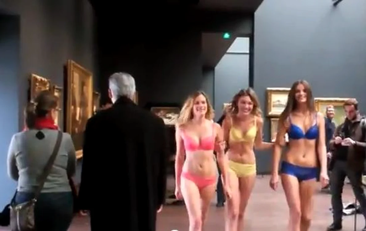 
    Fetele au defilat printre picturi celebre  