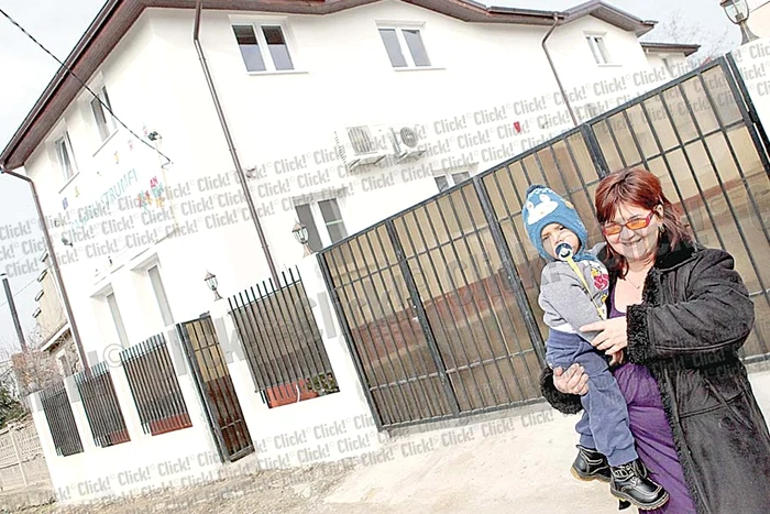 La creşă au fost înscrişi doar cinci copii, astfel că fiecare are parte de câte o îngrijitoare (Fotografii: Sever Gheorghe )