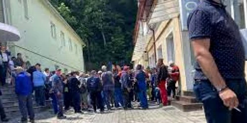 Angajaţii concediaţi de la RIAL Braşov îşi caută dreptatea în justiţie FOTO Ioan Buciumar